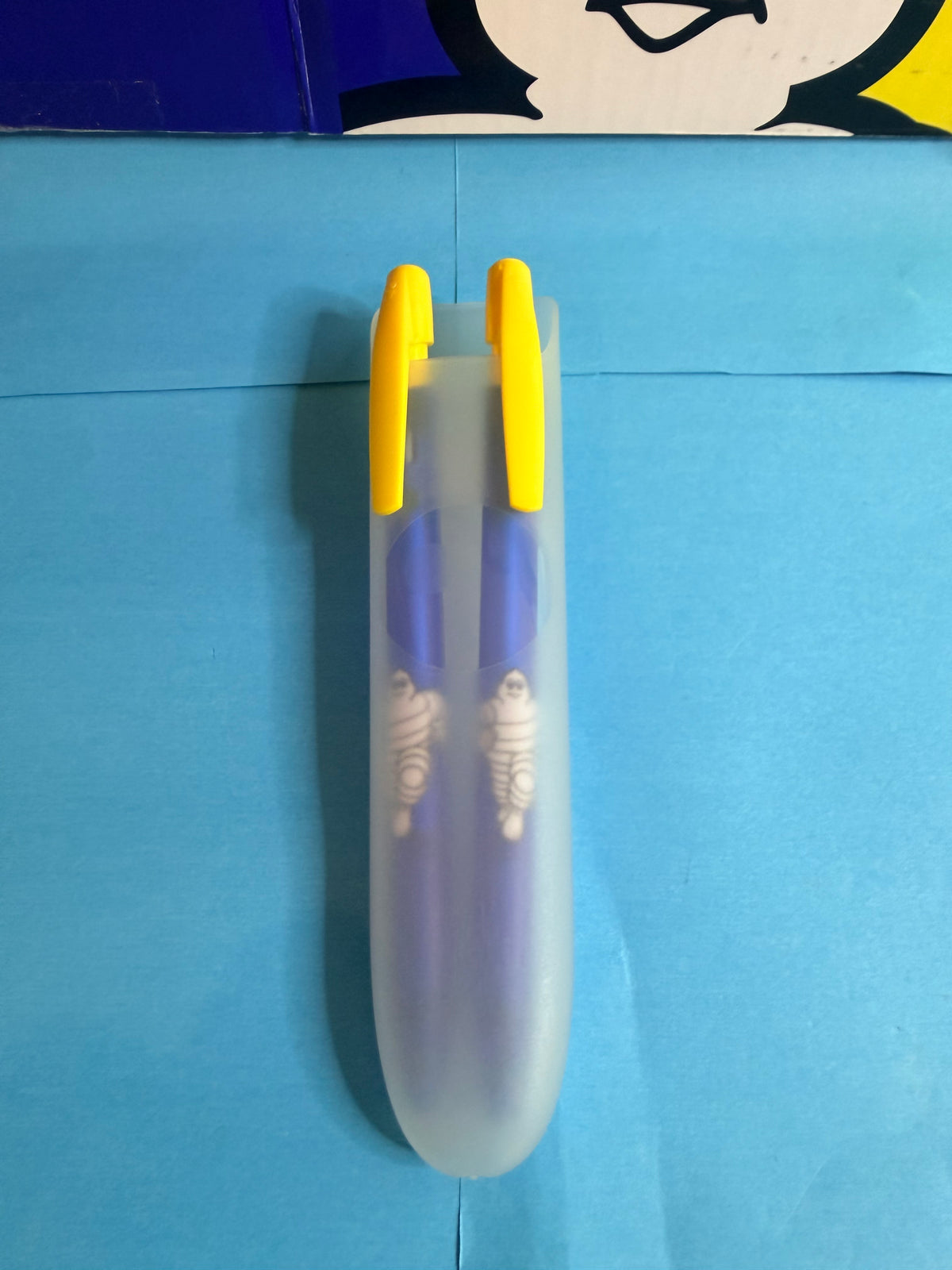 Ensemble de deux stylos Michelin Bibendum bleu et jaune dans leur étui de protection