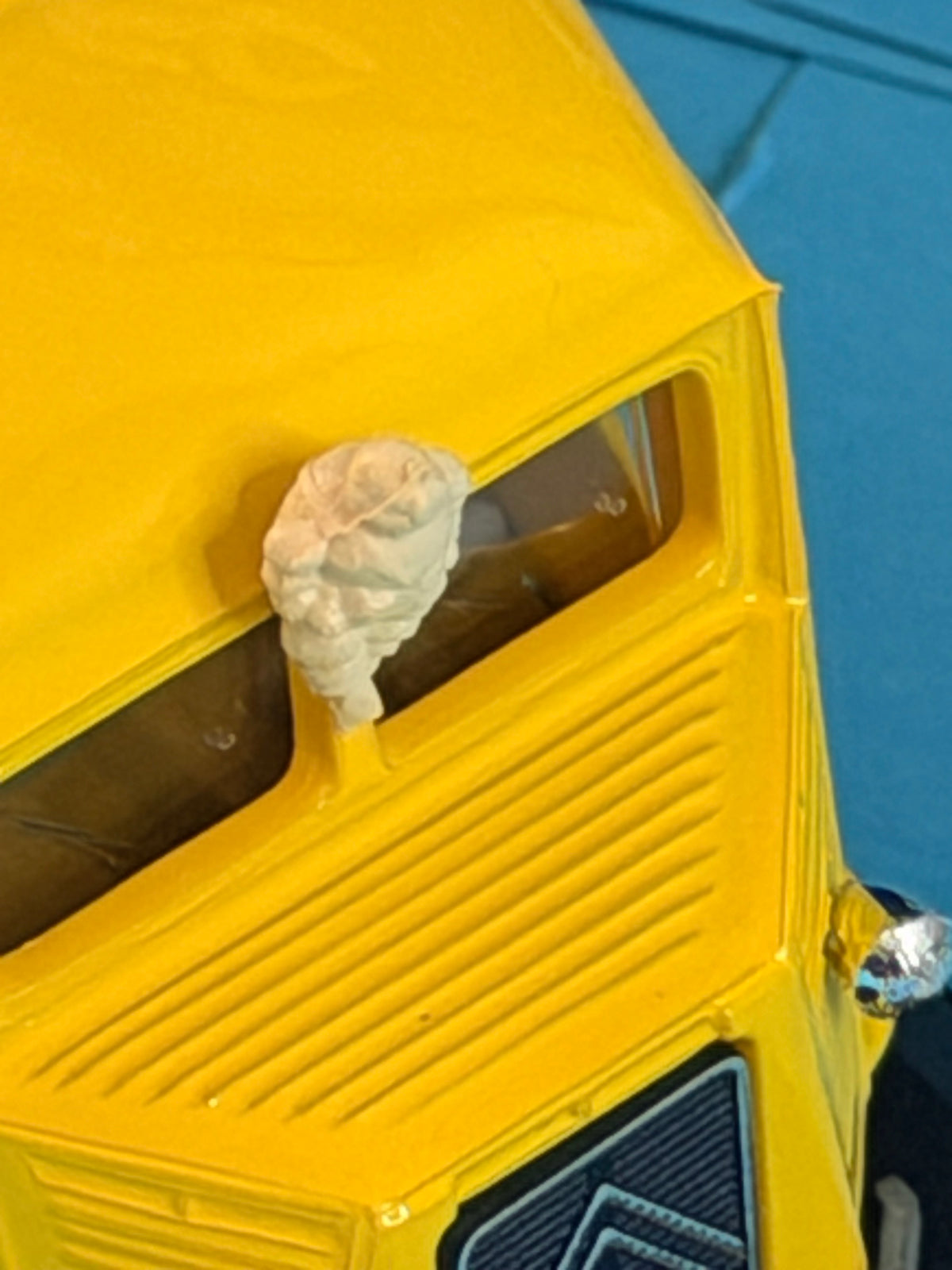 Gros plan sur le petit Bibendum placé au-dessus du pare-brise du Citroën Type H Michelin Eligor.