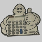 Calculatrice Michelin Bibendum de collection vue de face avec clavier numérique intégré