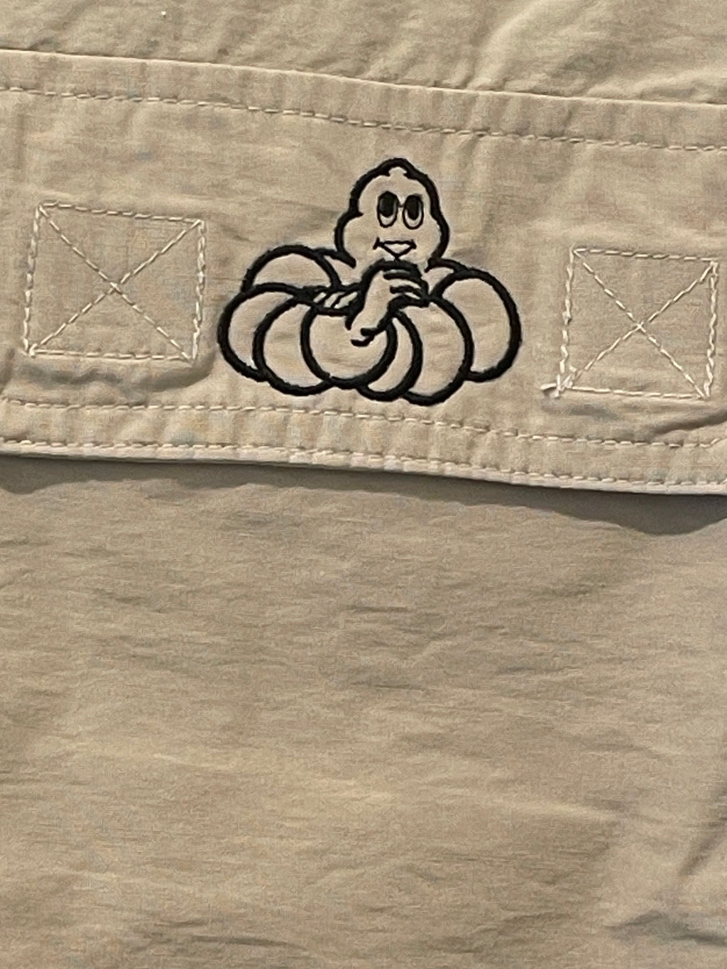 Détail Bibendum brodé chemise MICHELIN Gordon Forest vintage