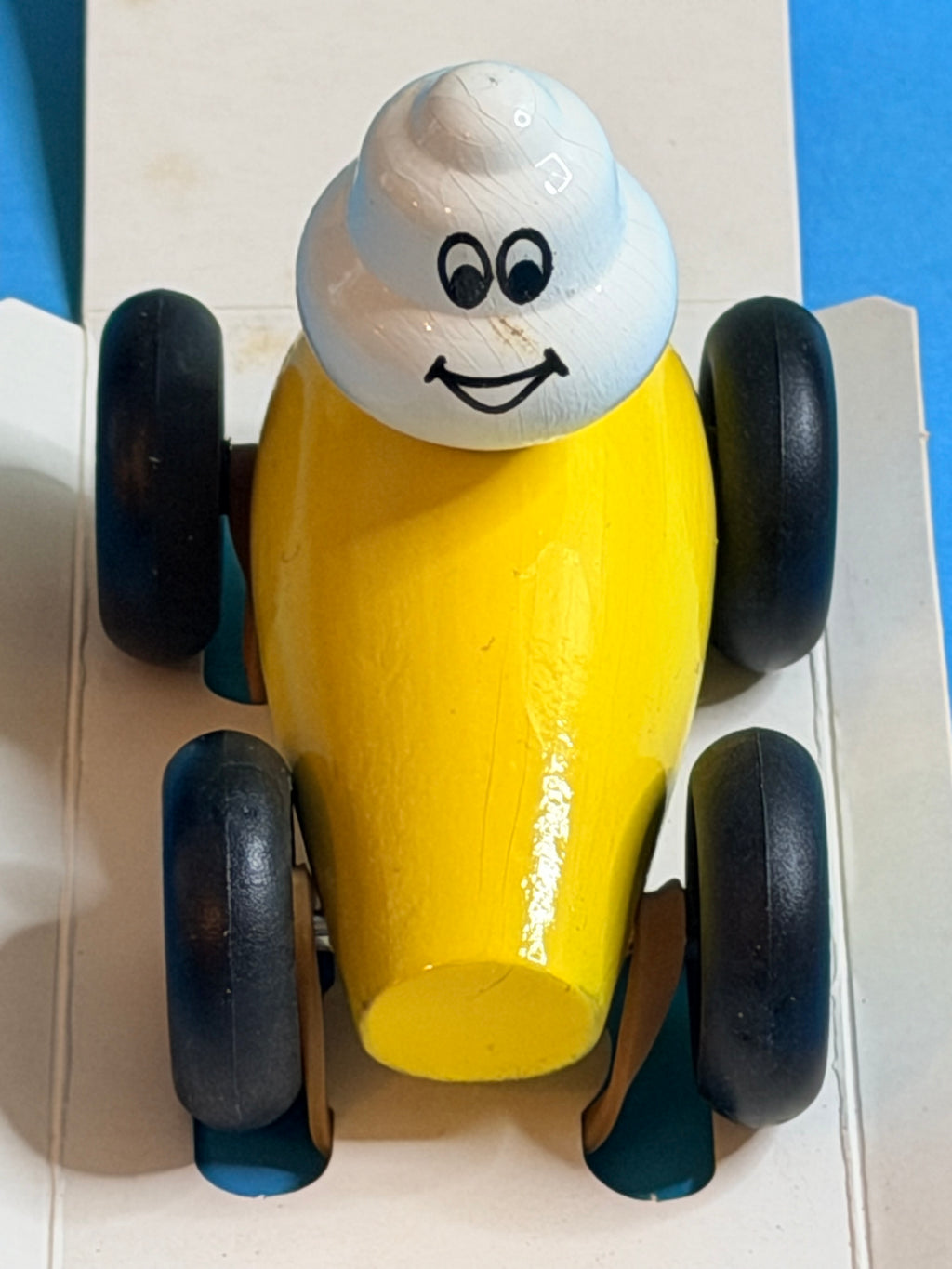 Petite voiture Michelin Village avec Bibendum, vue de face
