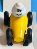 Petite voiture Michelin Village avec Bibendum, vue de face