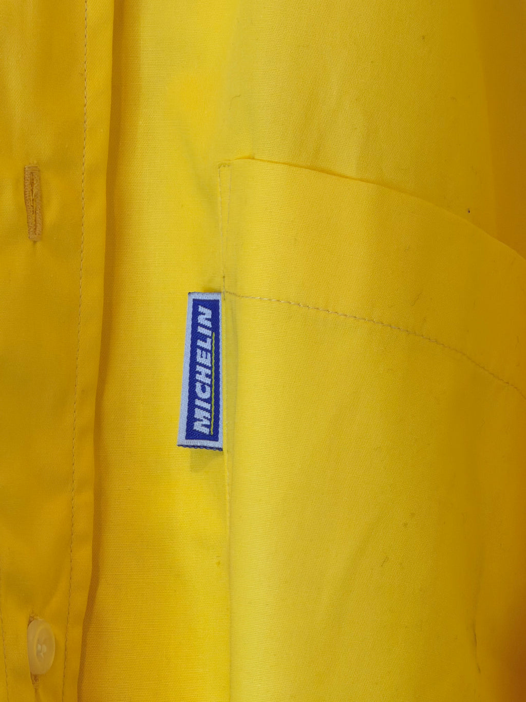 Détail marquage MICHELIN sur chemise jaune vintage taille L