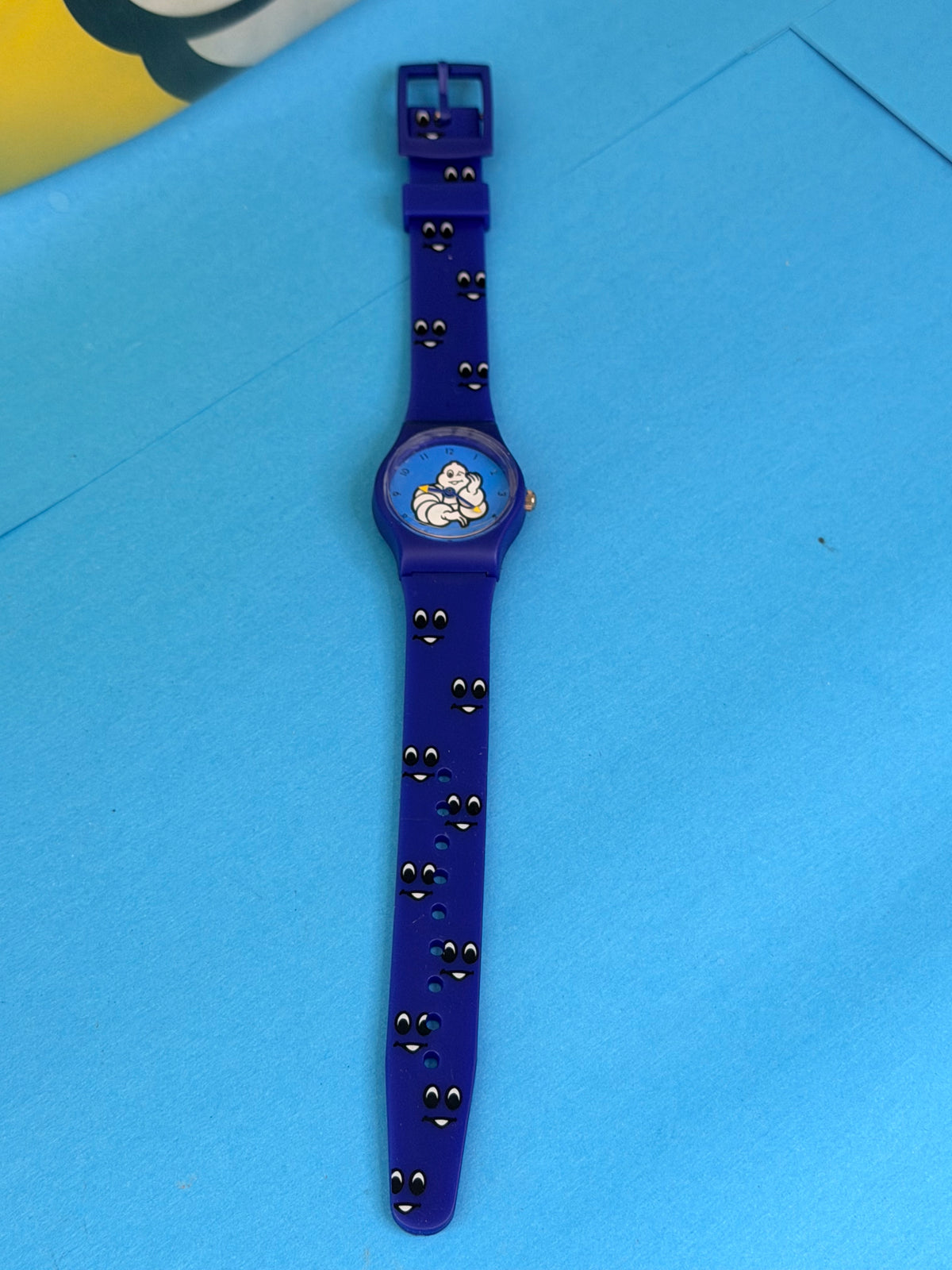 Montre enfant MICHELIN Bibendum vintage bleue avec bracelet à motifs blancs noir