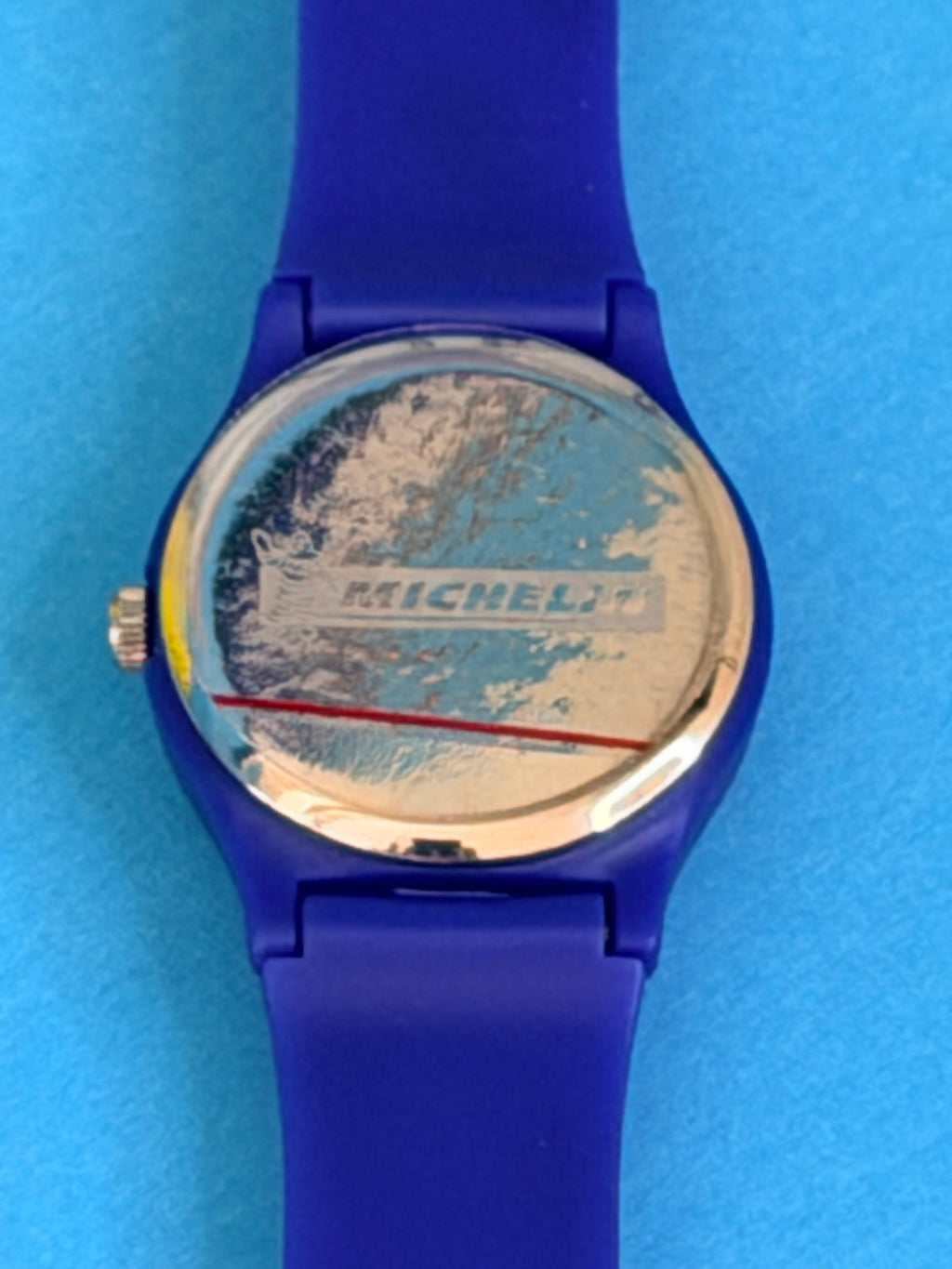 Vue complète de la montre MICHELIN Bibendum bleue et de son bracelet