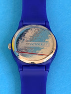Vue complète de la montre MICHELIN Bibendum bleue et de son bracelet