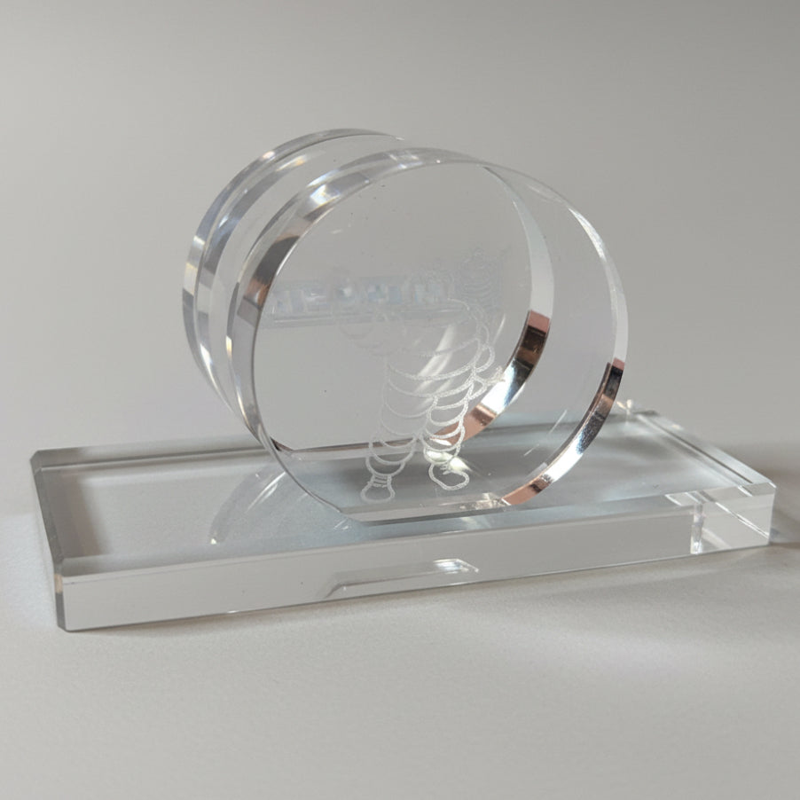 MICHELIN Bibendum médaillon en verre gravé sur socle transparent
