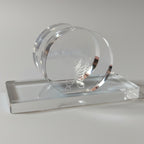 MICHELIN Bibendum médaillon en verre gravé sur socle transparent