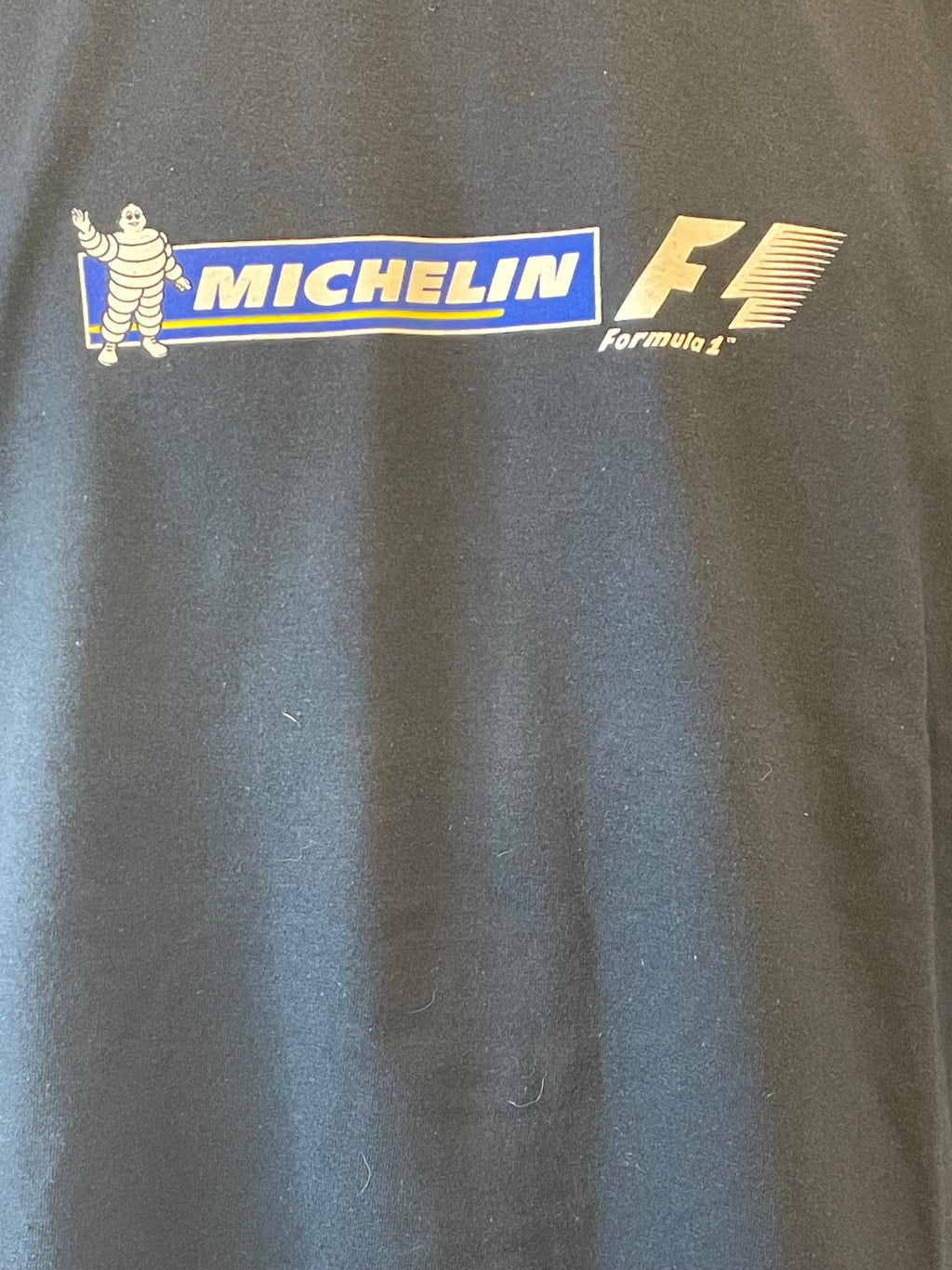 Détail logo Michelin Formule 1 sur T-shirt officiel collector