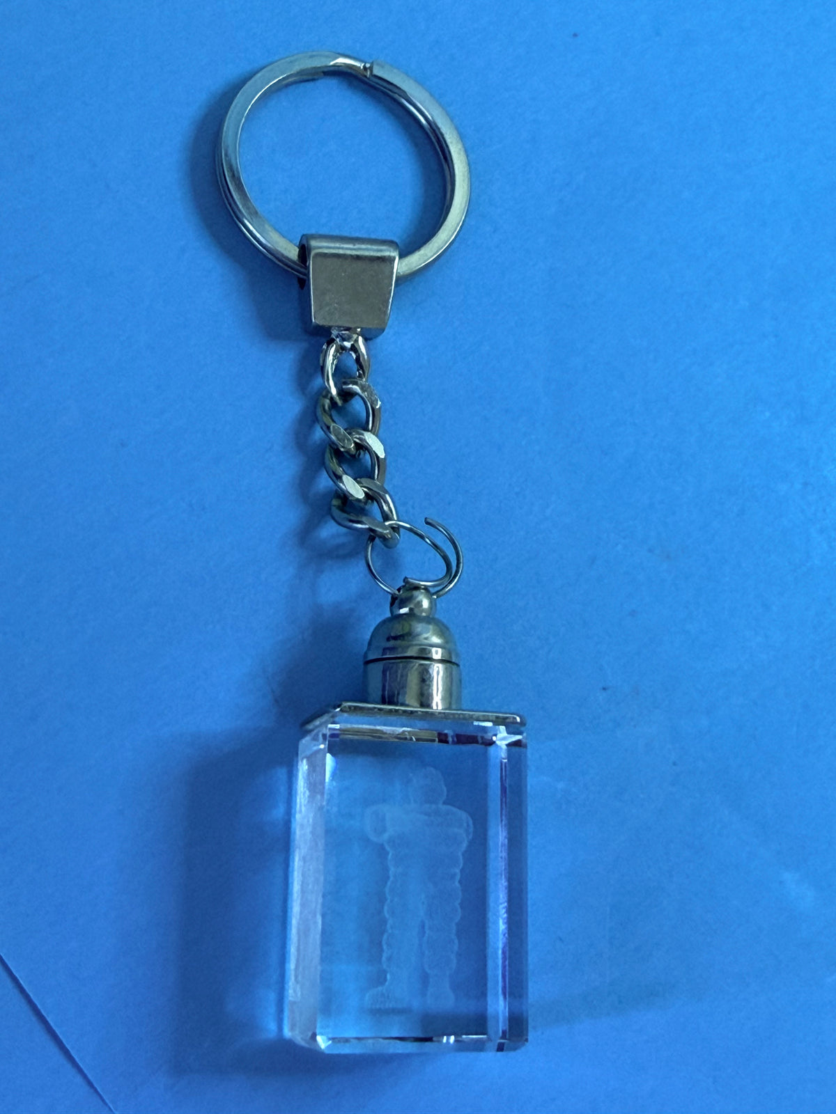 Détail du Bibendum gravé à l’intérieur du porte-clés MICHELIN effet cristal