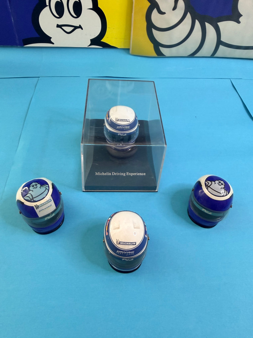 Ensemble de quatre mini-casques MICHELIN Driving Experience – différentes décorations – collection Bibendum 2