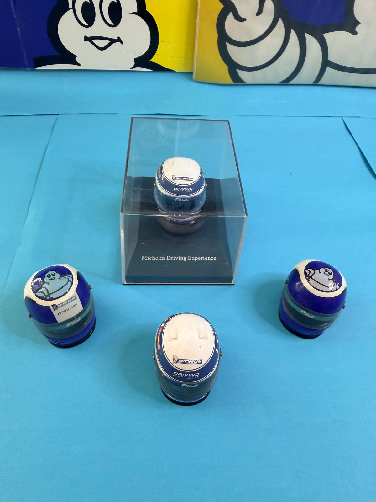 Ensemble de quatre mini-casques MICHELIN Driving Experience – différentes décorations – collection Bibendum 2