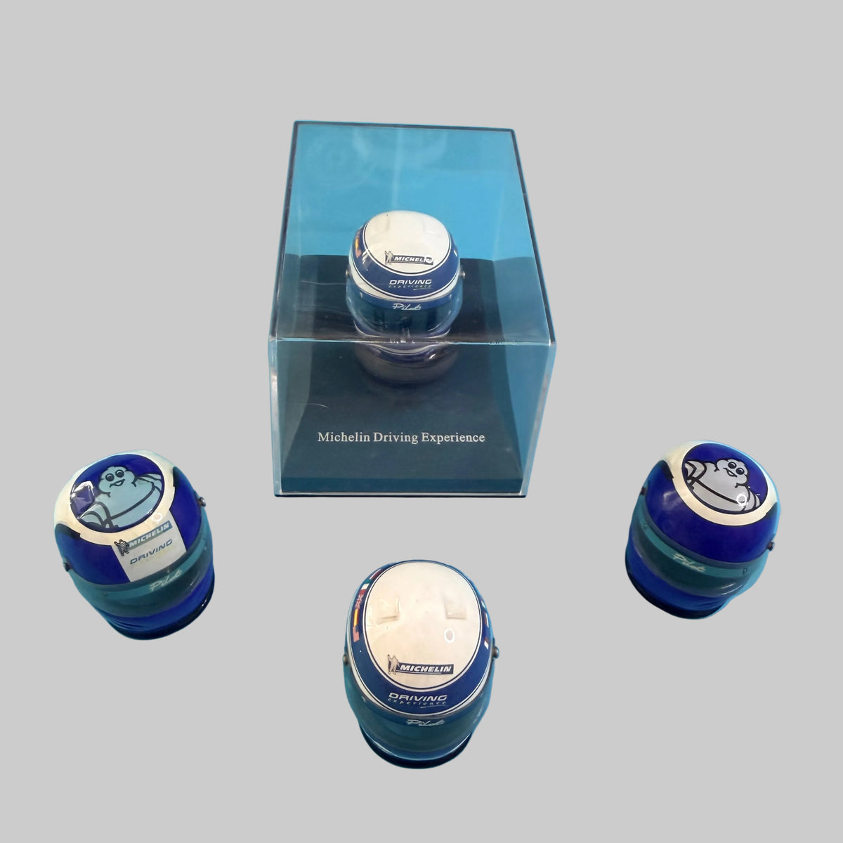 Ensemble de quatre mini-casques MICHELIN Driving Experience – différentes décorations – collection Bibendum