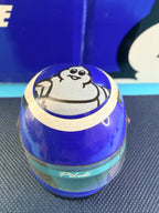 Mini-casque MICHELIN Driving Experience – décoration Bibendum sur le dessus et visière bleue