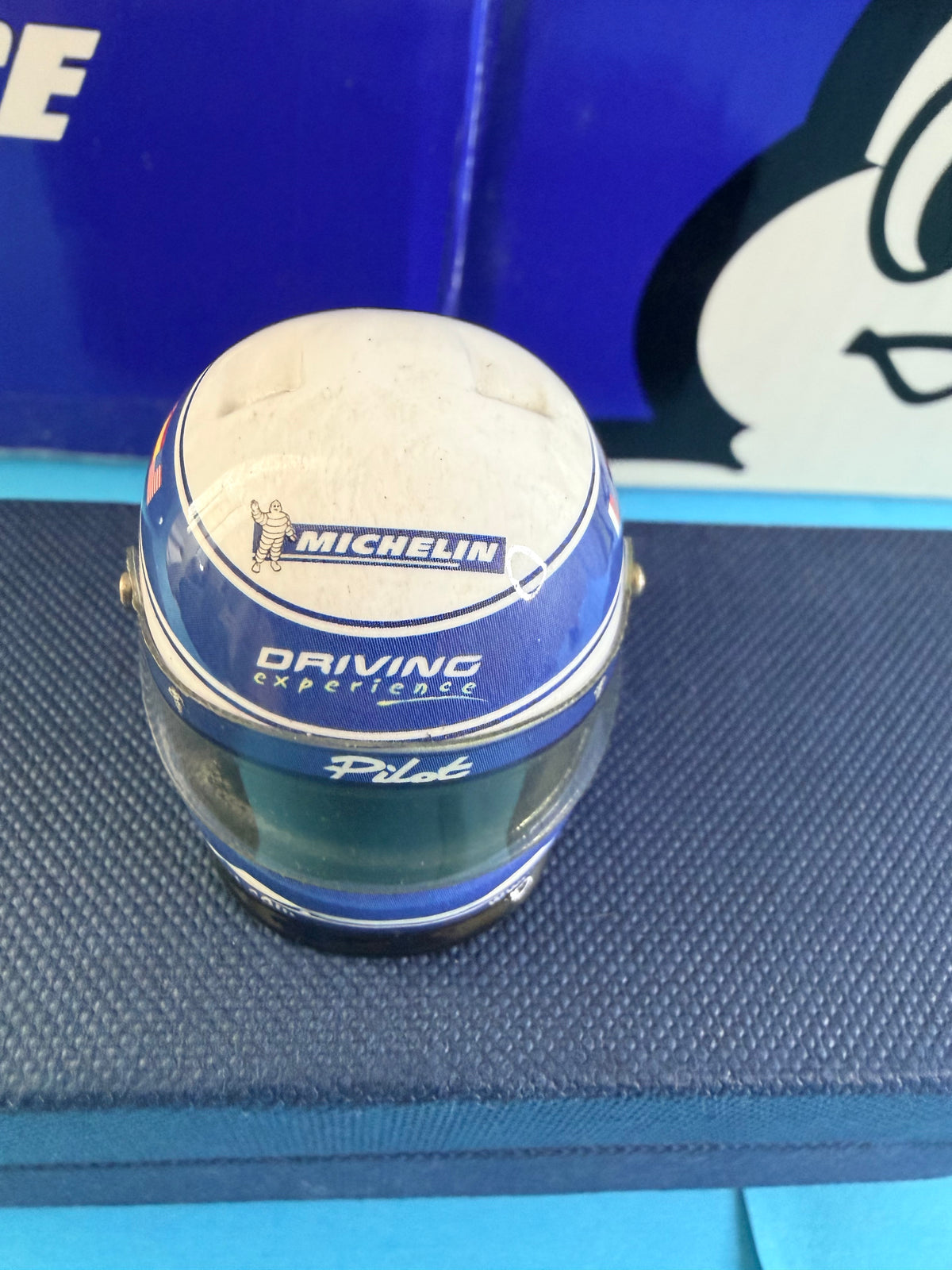 Mini-casque de collection MICHELIN – Bibendum, logo Michelin et Driving Experience – vue de face