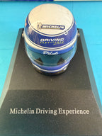 Lot rare MICHELIN Driving Experience – mini-casque bleu et blanc de 3,5 cm présenté sur socle d’origine