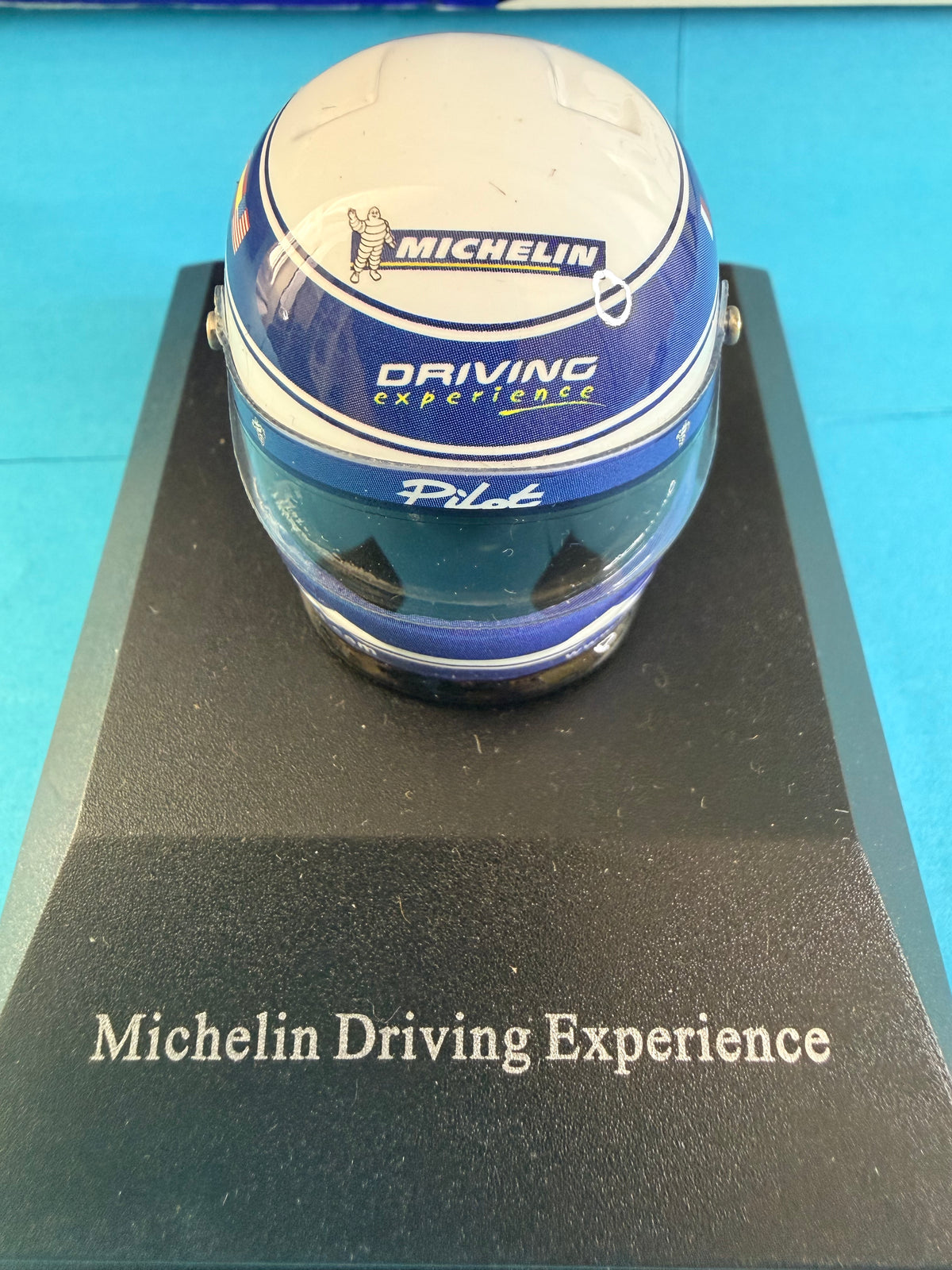 Lot rare MICHELIN Driving Experience – mini-casque bleu et blanc de 3,5 cm présenté sur socle d’origine