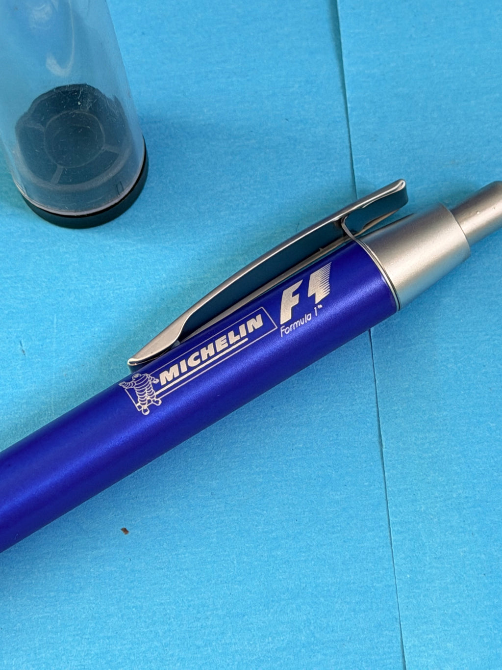 Stylo Michelin F1 Jumbo Metal bleu et métal avec logo Michelin F1 et Bibendum