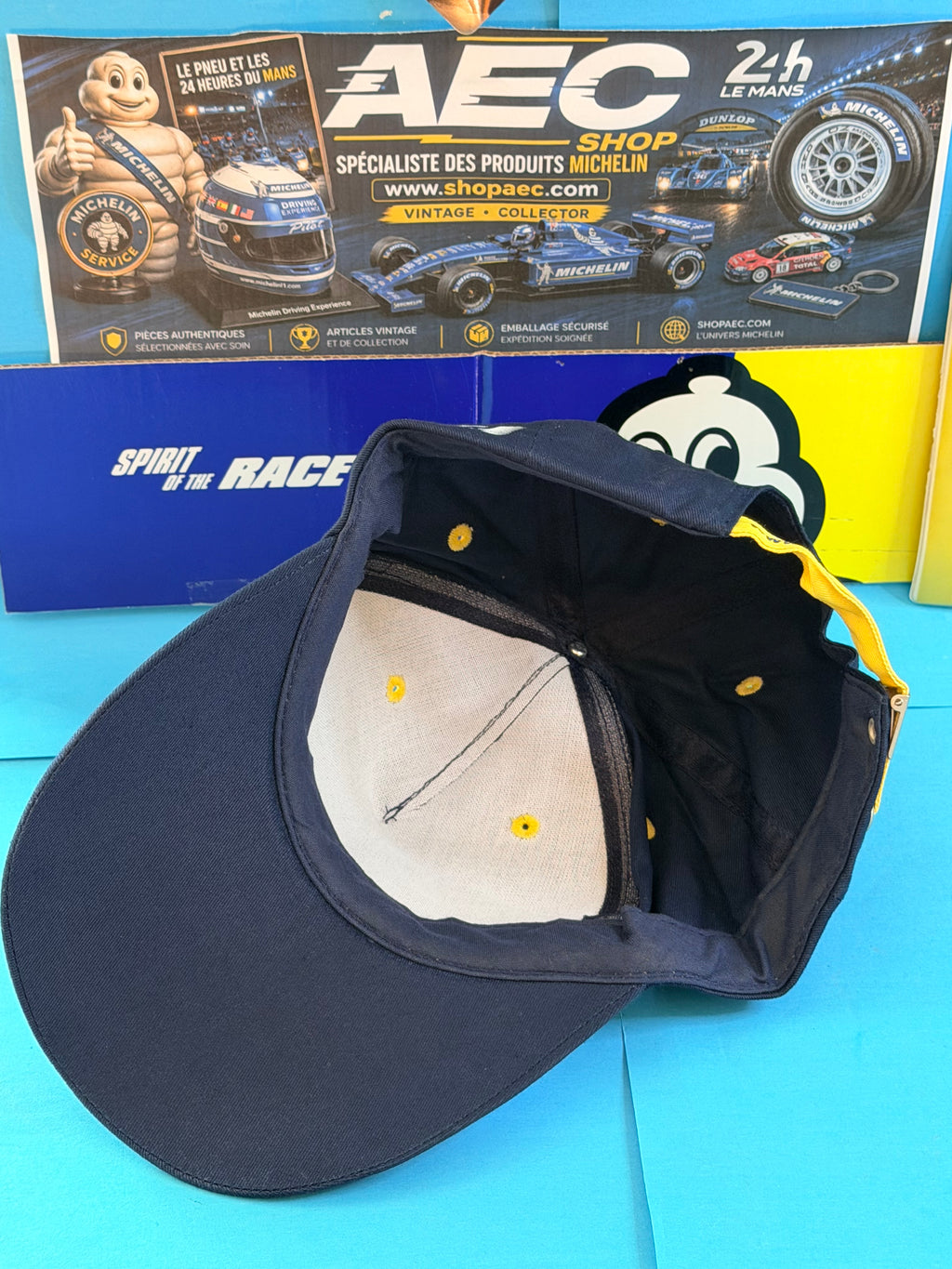 Vue intérieure de la casquette Michelin Formula F1 neuve montrant la visière, les coutures et le système de réglage.