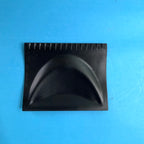 Vue arrière du gratte-pare-brise Michelin en plastique noir avec bordure dentelée pour retirer le givre.