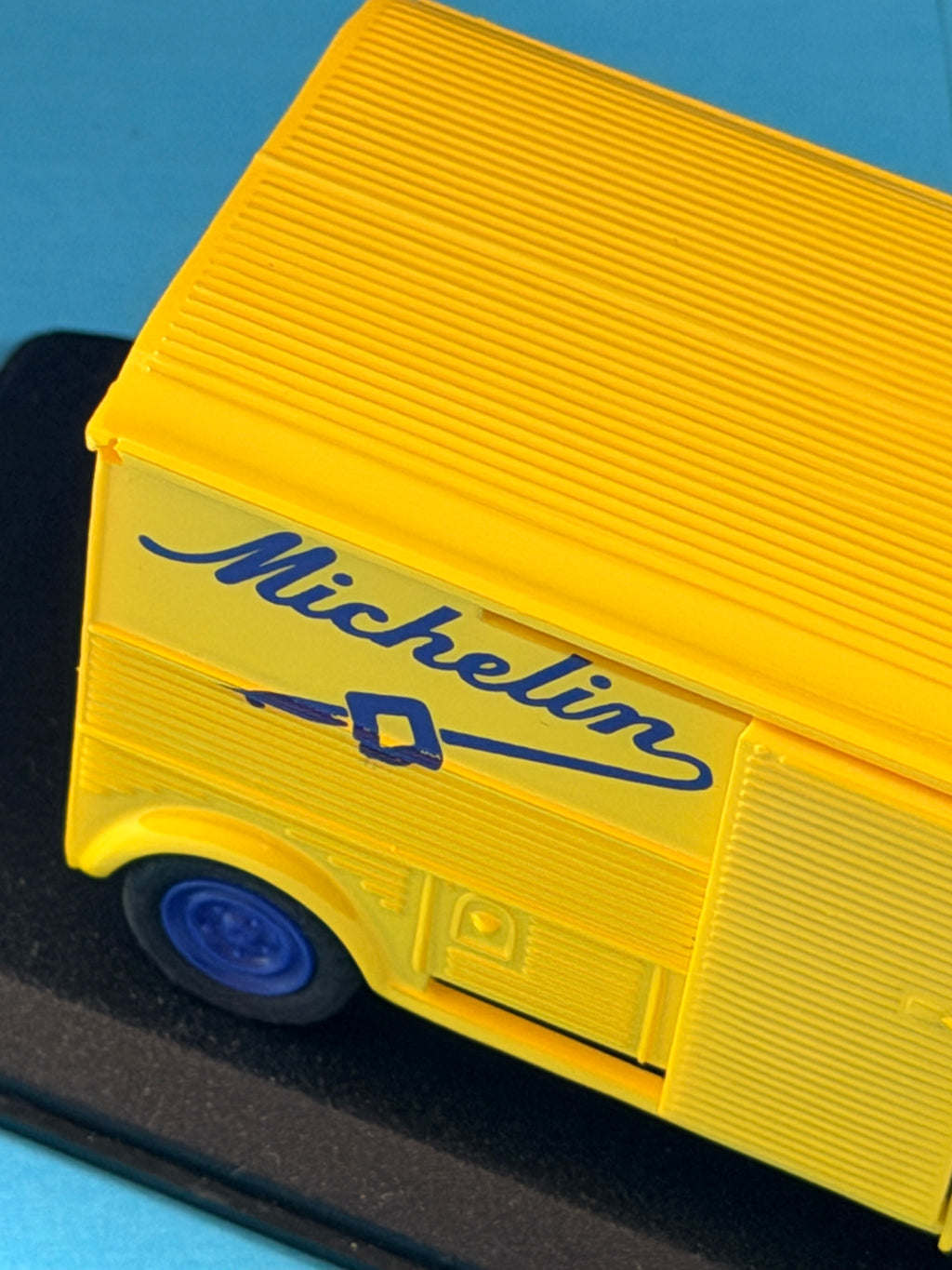 Détail du marquage Michelin bleu sur la carrosserie jaune du Citroën Type H miniature Eligor 1/43.
