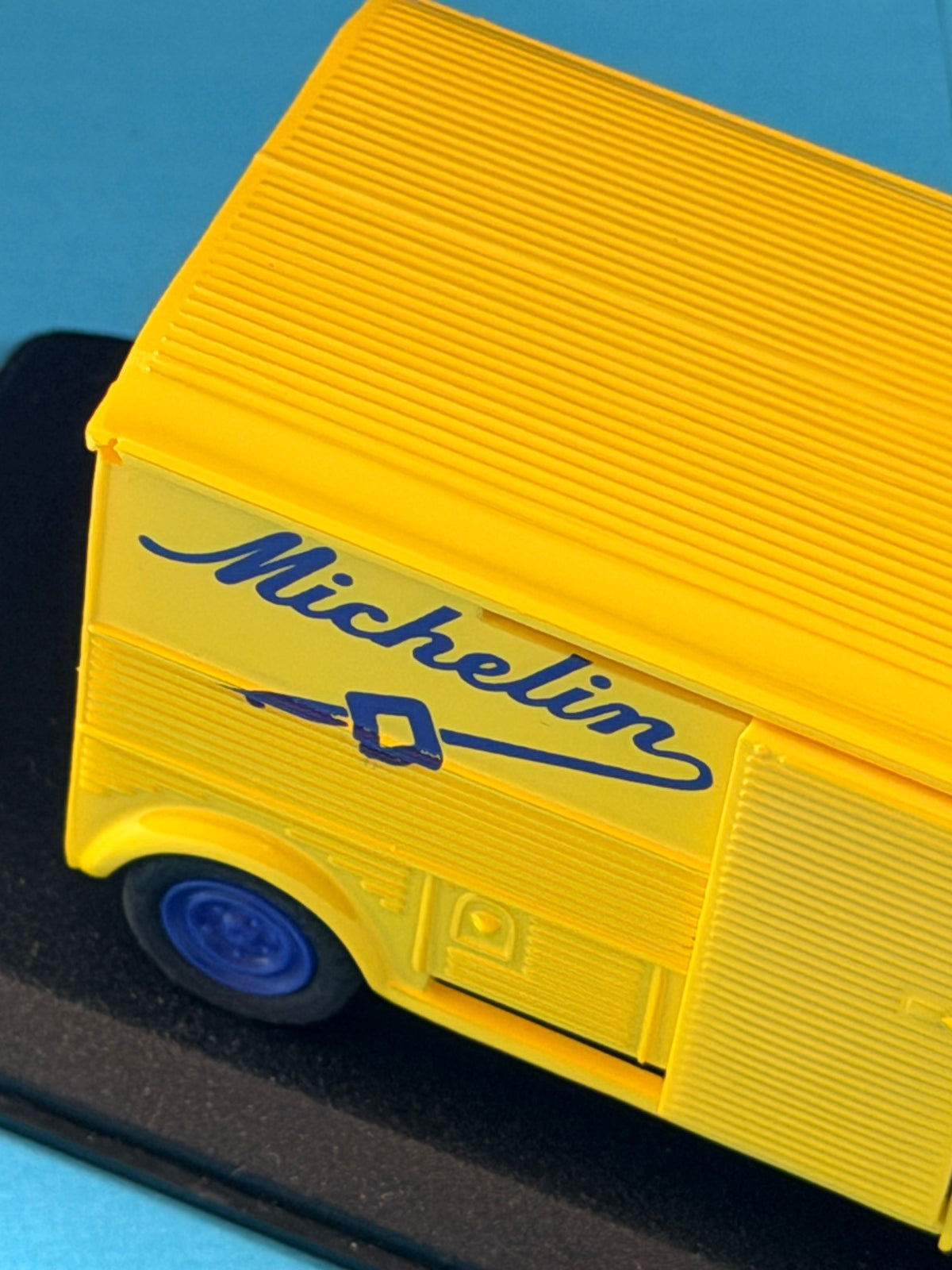 Détail du marquage Michelin bleu sur la carrosserie jaune du Citroën Type H miniature Eligor 1/43.