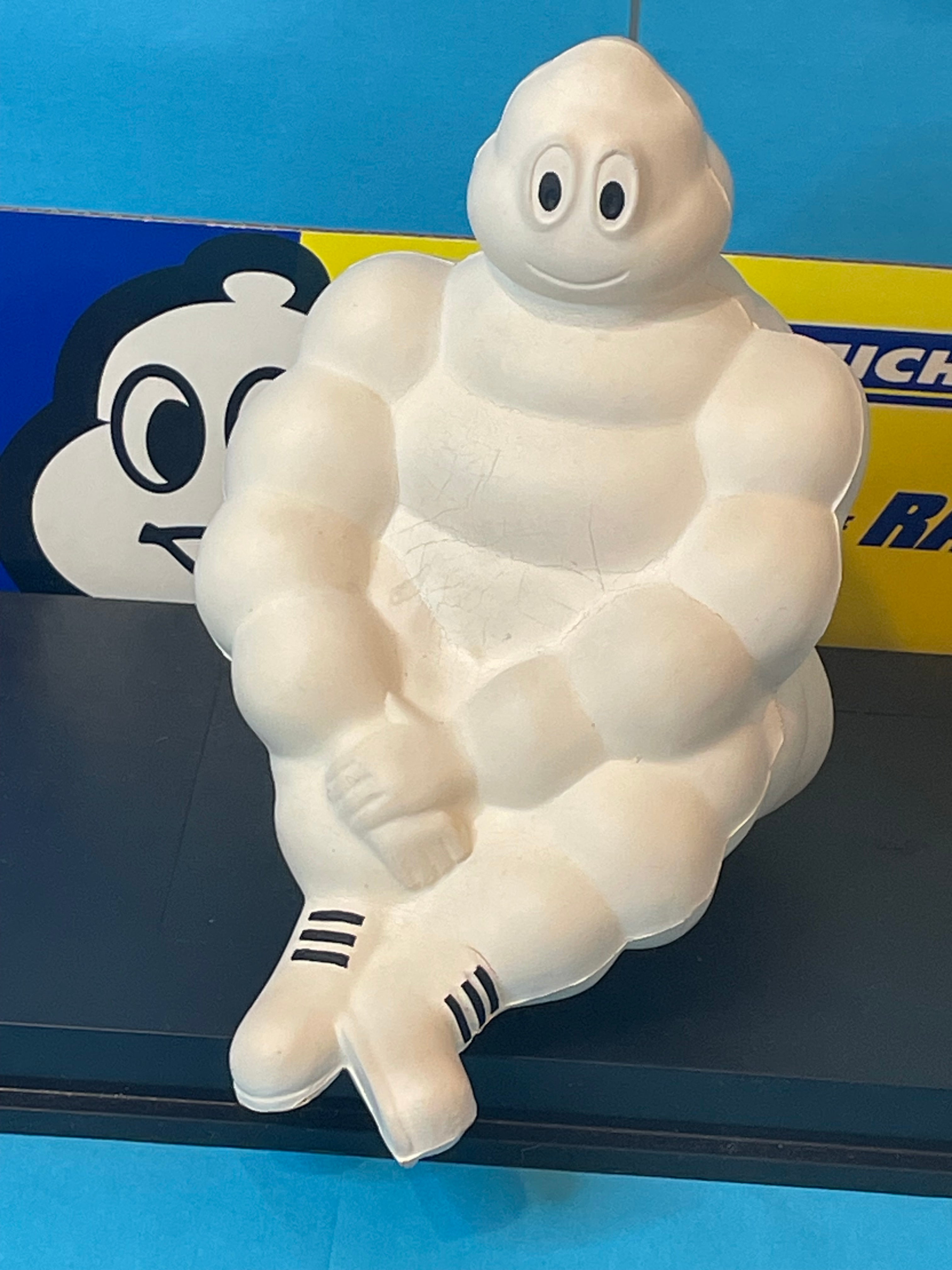 MICHELIN BIBENDUM assis en mousse