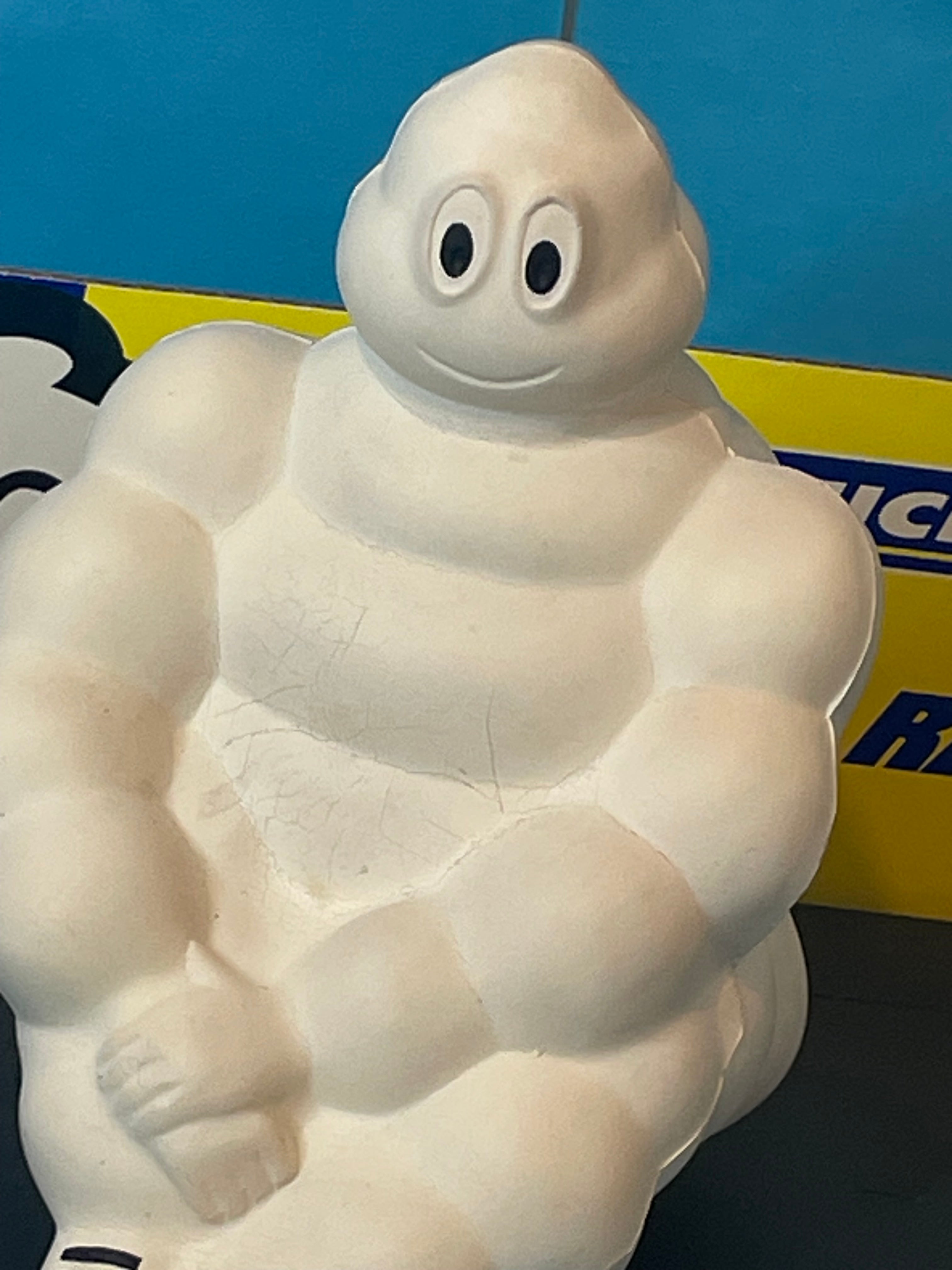 MICHELIN BIBENDUM assis en mousse