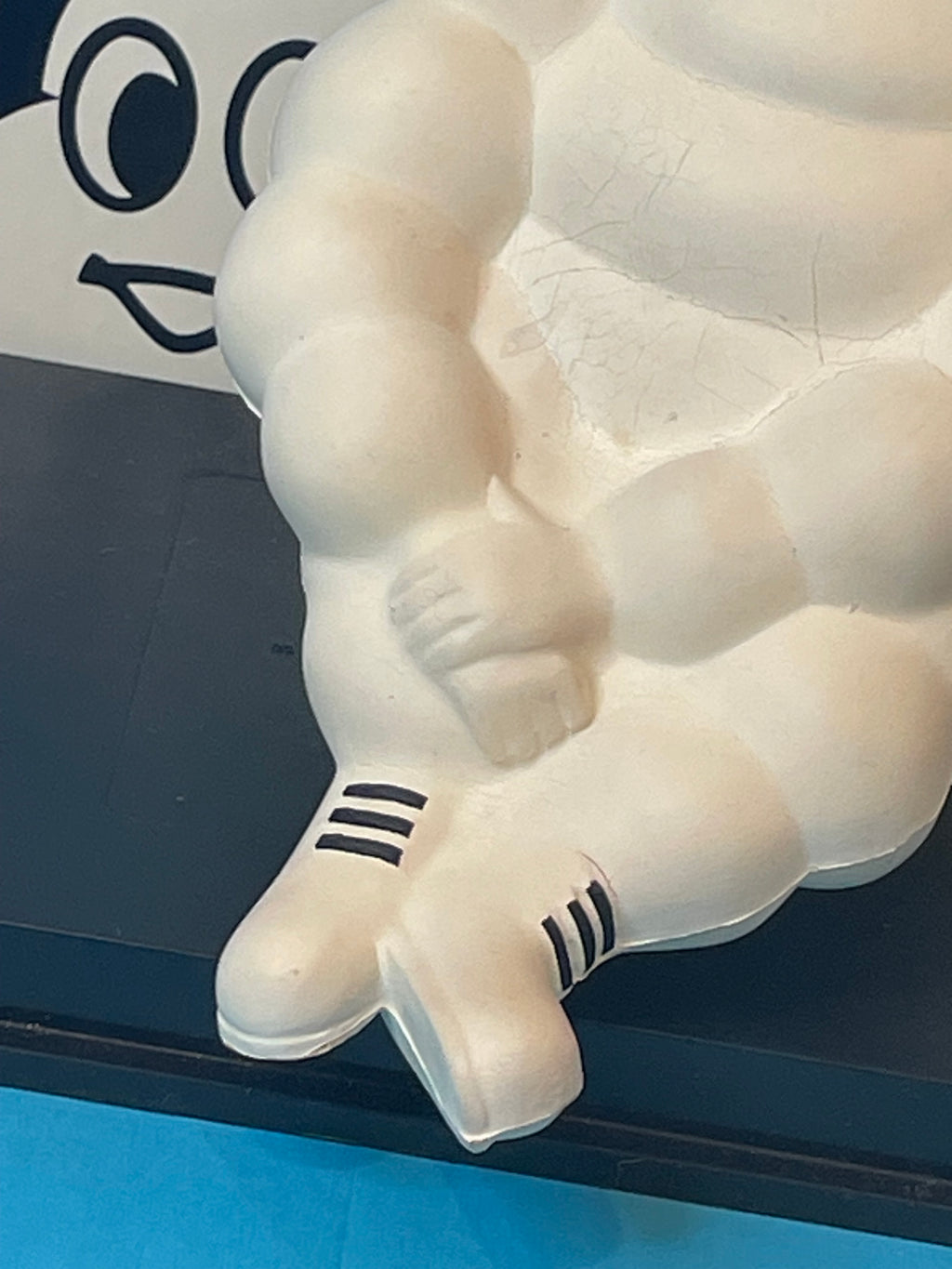MICHELIN BIBENDUM assis en mousse