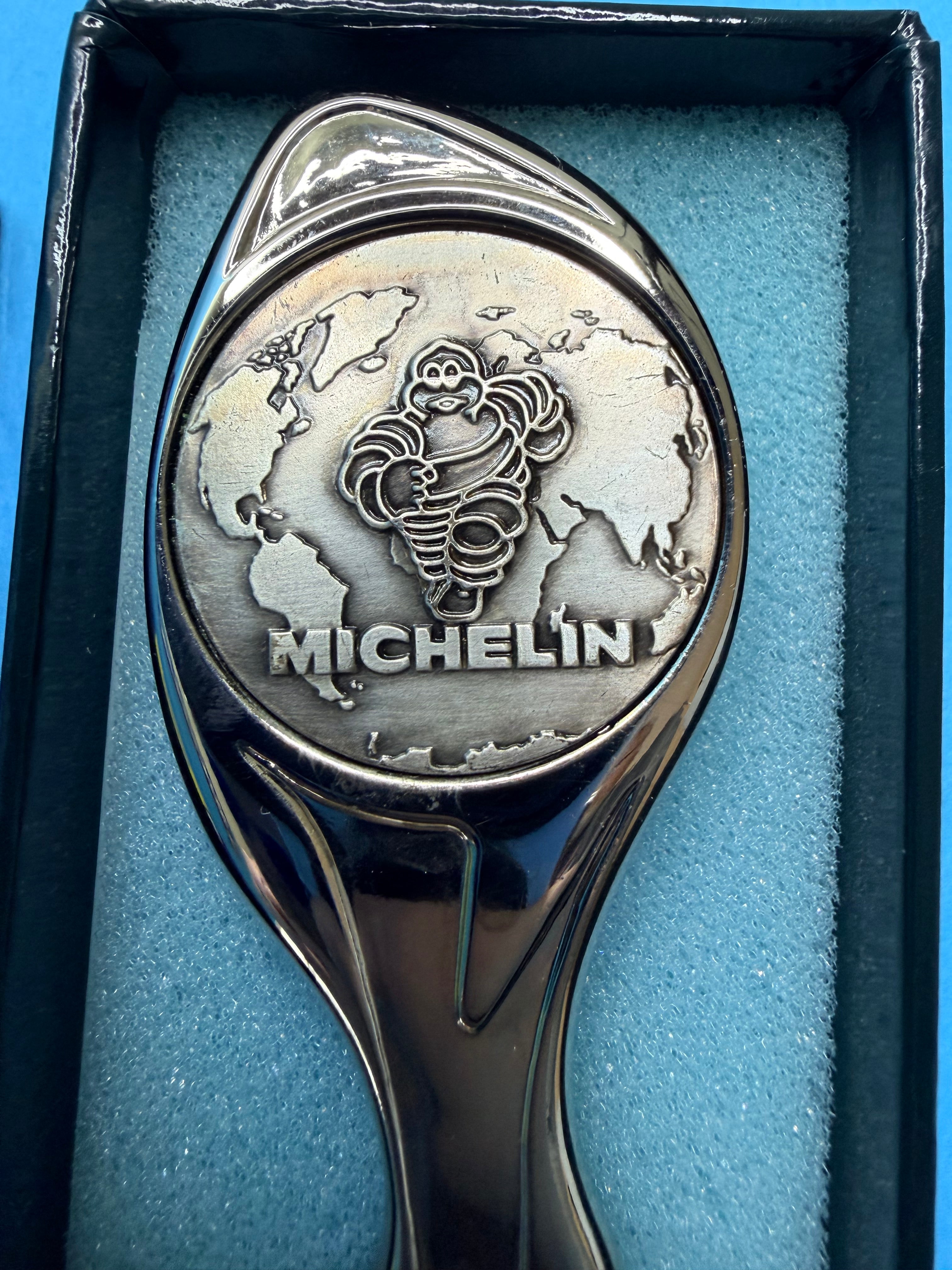 MICHELIN BIBENDUM COUPE PAPIER