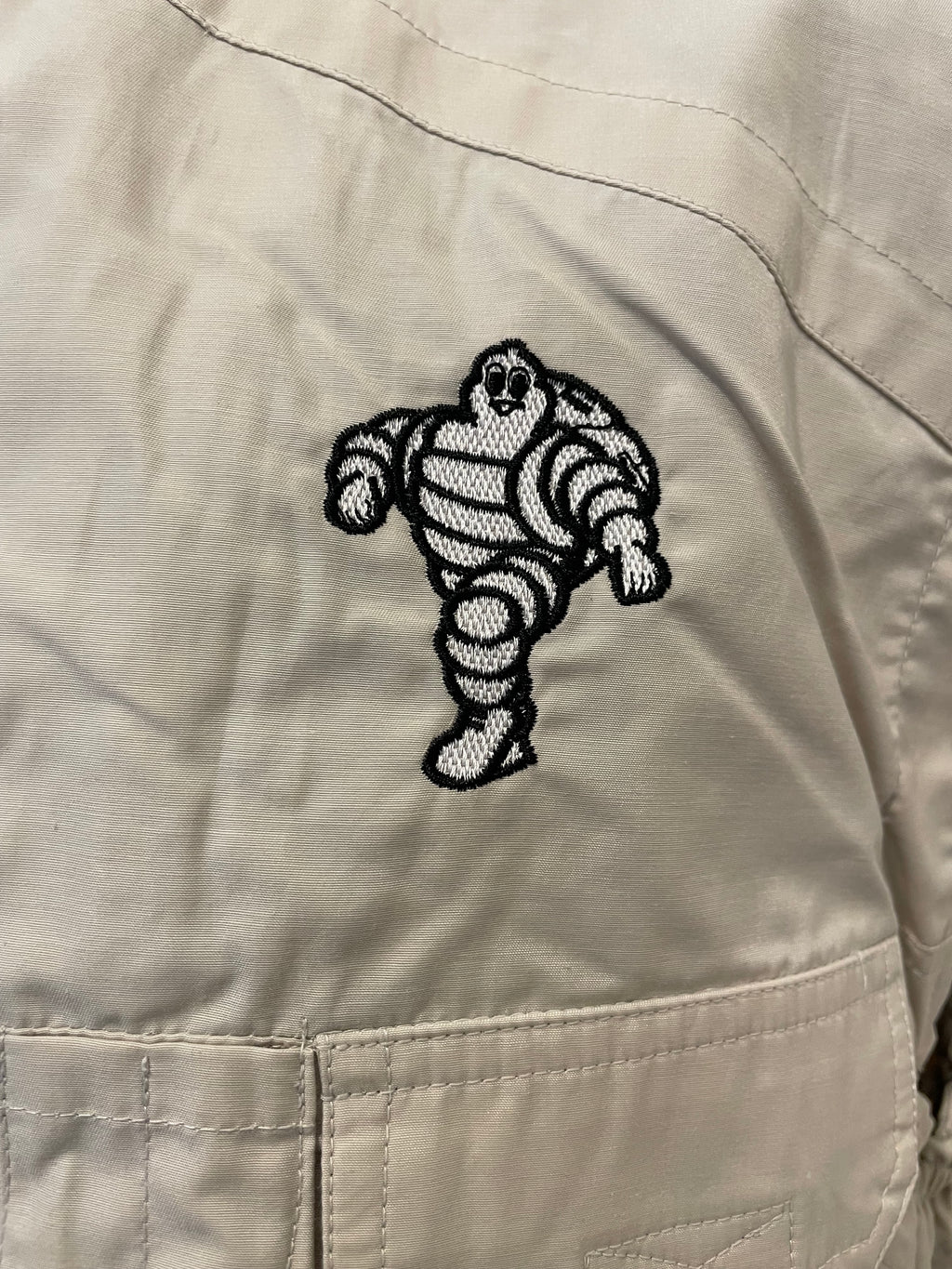 Détail Bibendum brodé sur gilet MICHELIN Gordon Forest beige