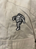 Détail Bibendum brodé sur gilet MICHELIN Gordon Forest beige