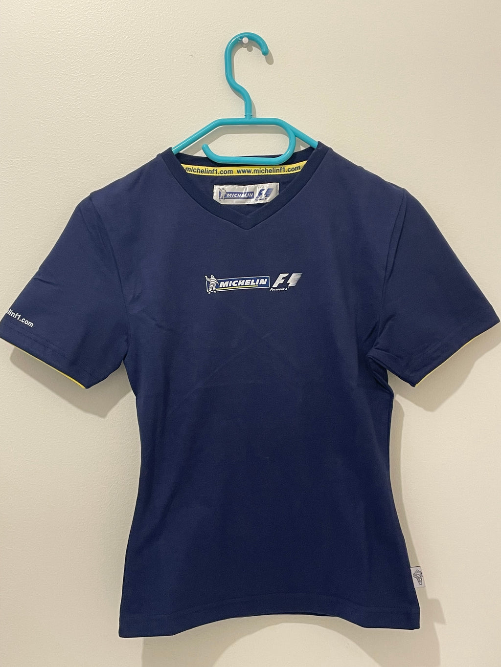 T-shirt femme Michelin F1 collector avec col en V et finitions jaunes