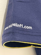 Détail marquage Michelin F1 sur manche du T-shirt femme collector