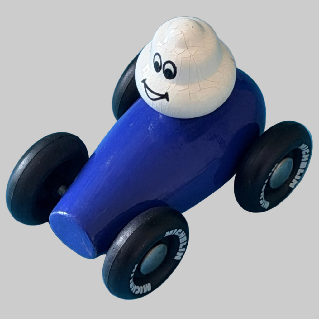 Formula 1 bleue VILAC Michelin avec Bibendum pilote, vue avant