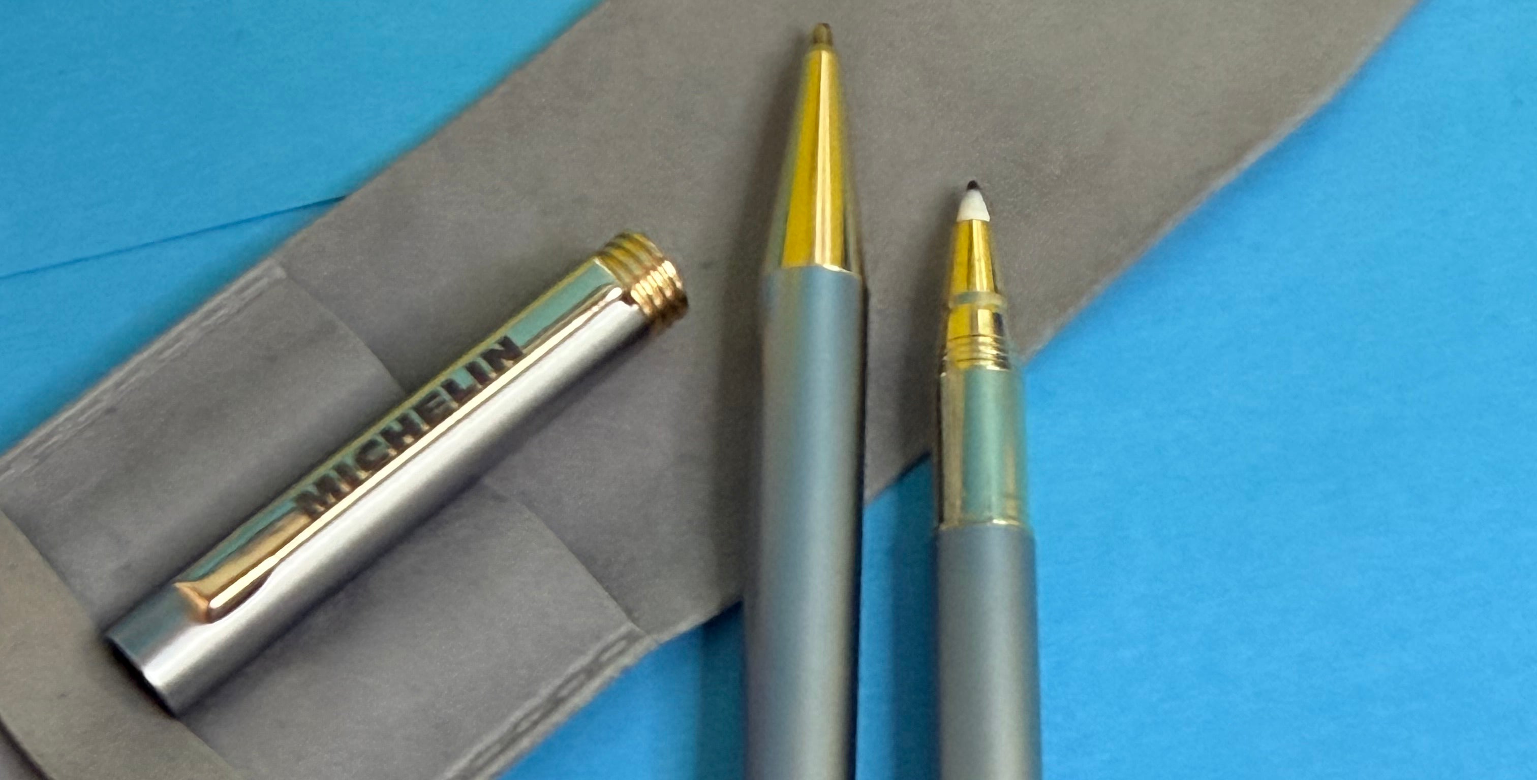 SUPERBE PARRURE VINTAGE DEUX STYLOS MICHELIN