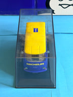 Peugeot J7 Michelin Pneu X miniature 1/43 présenté sur son socle sous vitrine transparente de collection.