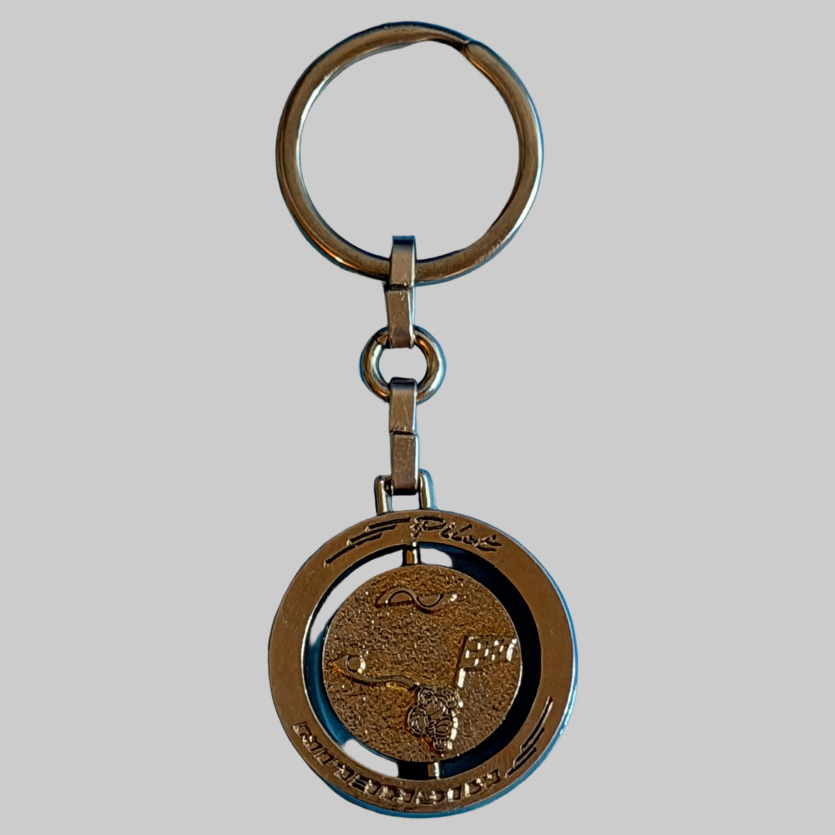 Porte-clés Michelin Bibendum rond vintage, détail du modèle et de son anneau métallique.