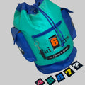 Sac à dos enfant bleu et turquoise avec multiples rangements, poches latérales et compartiment chaussures séparé.