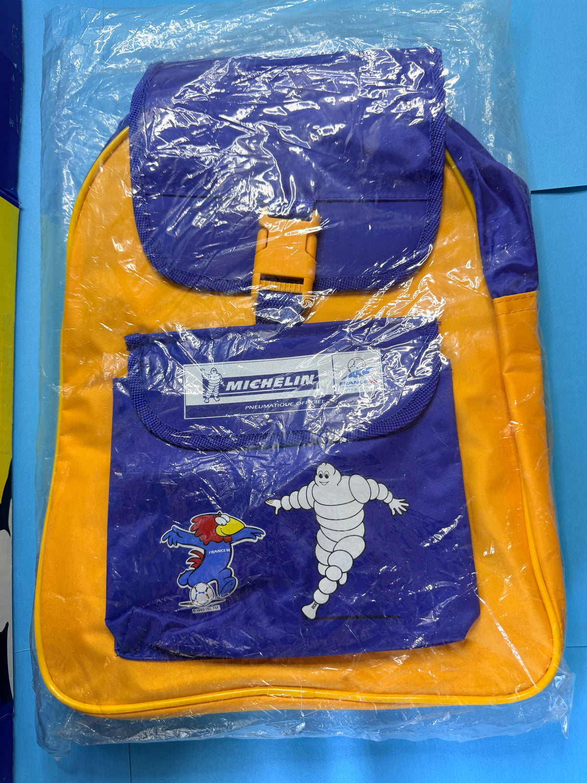 autre vue du sac conditionné :
Sac de collection MICHELIN Bibendum France 98 neuf avec étiquette officielle d’origine