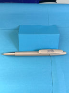 Stylo Michelin gris avec Bibendum bleu sur le clip, modèle publicitaire avec mine neuve.