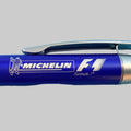 Stylo MICHELIN F1 Jumbo Metal bleu – détail du logo MICHELIN Formule 1