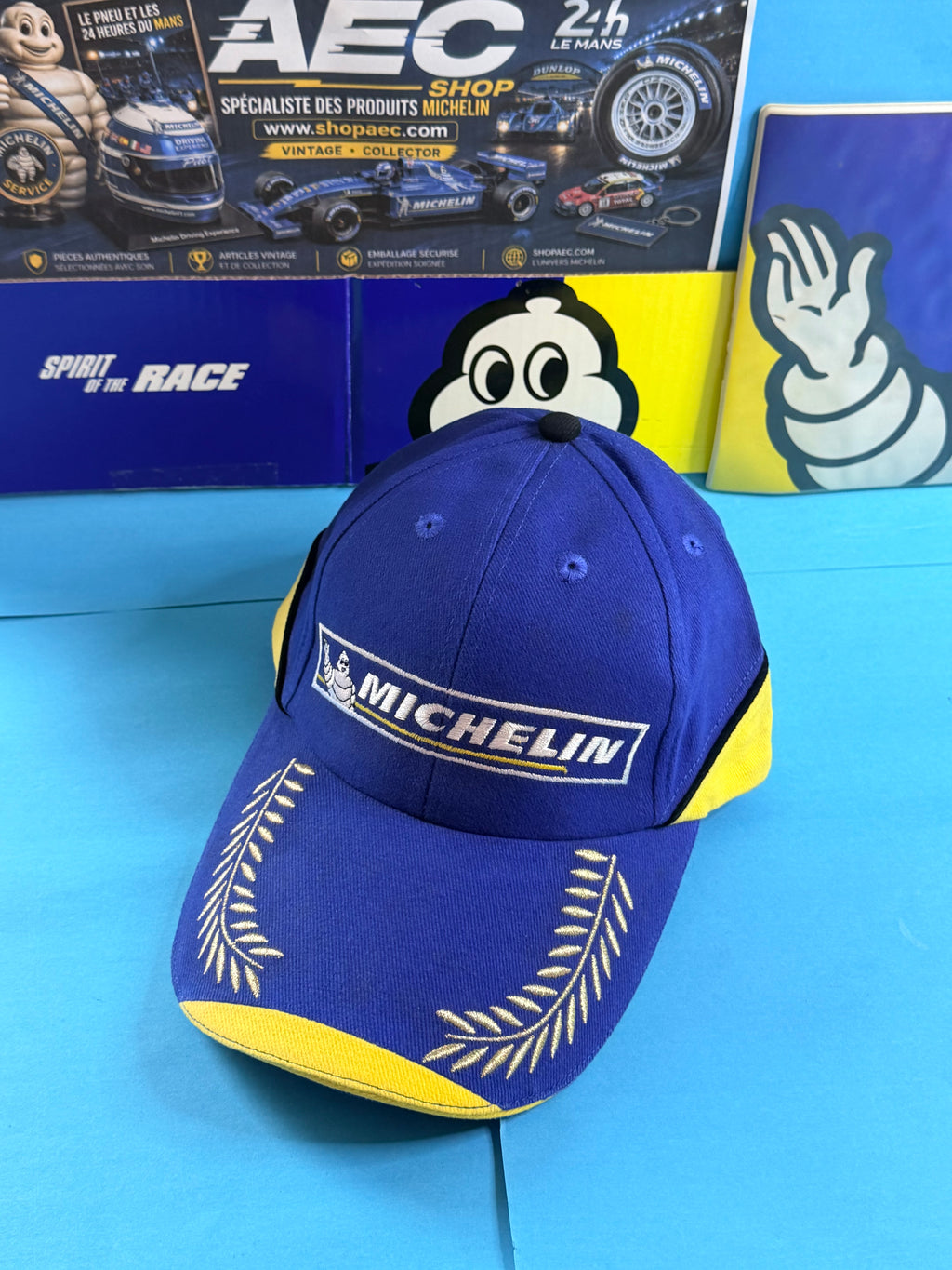Casquette Michelin Podium collector avec lauriers brodés photographiée dans l’univers AEC Shop