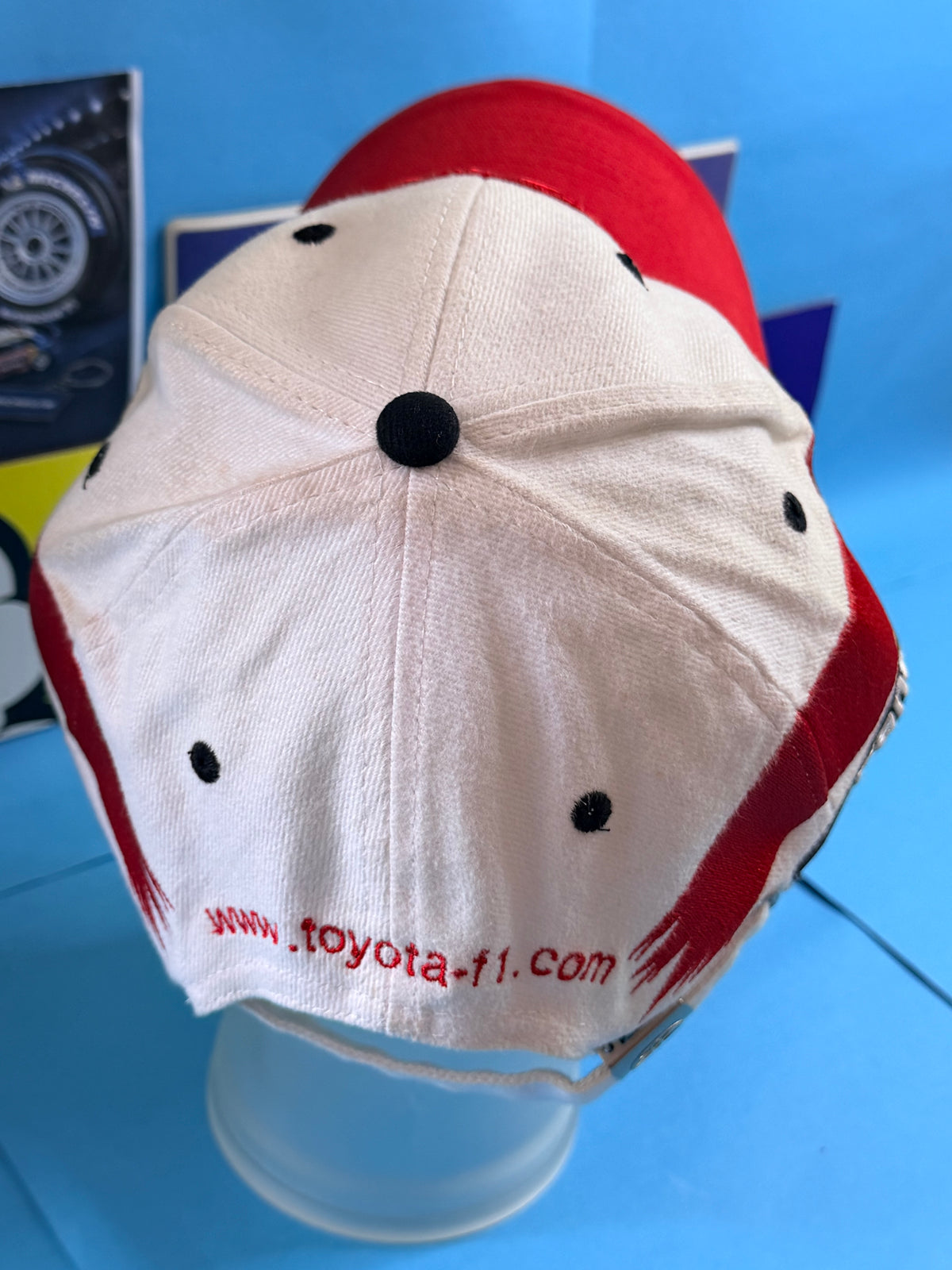 Vue arrière de la casquette Toyota Panasonic Racing F1 d’occasion avec ancienne adresse http://www.toyota-f1.com et réglage de taille.