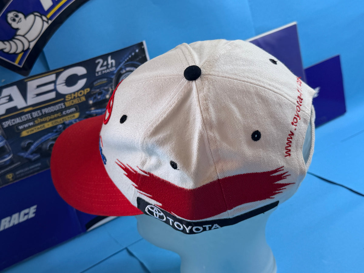 Vue latérale de la casquette Toyota F1 vintage blanche et rouge avec logo Toyota brodé et marquage http://toyota-f1.com.