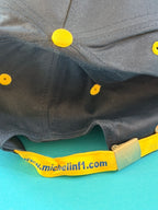 Sangle arrière jaune http://www.michelinf1.com avec boucle métallique Bibendum de la casquette Michelin F1.