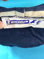 Étiquette intérieure du bob officiel Michelin Formula 1 avec logos Michelin, Bibendum et F1.