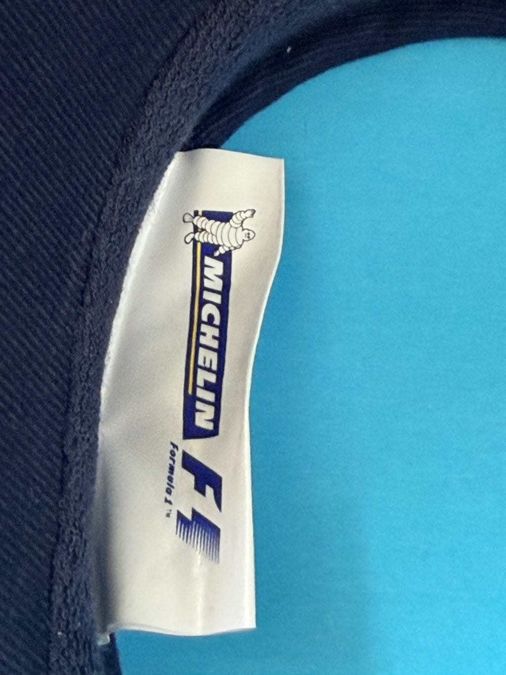 Étiquette intérieure de la visière portant les logos officiels Michelin et Formula 1.