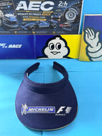 Visière collector Michelin Formula 1 bleu marine présentée de face dans l’univers Shop AEC.