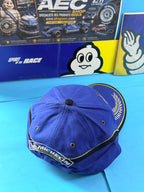 Vue arrière de la casquette Michelin Podium bleue neuve montrant le marquage Michelin brodé et les finitions noires et jaunes.